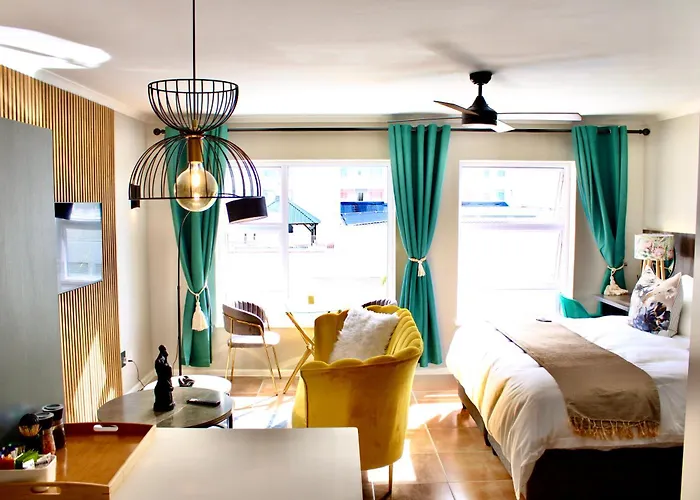 Yellow Couch Studio Apartment 1 Kingbed