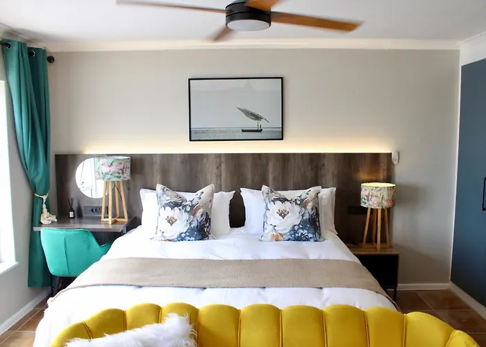 Yellow Couch Studio Apartment 1 Kingbed