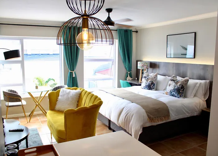 Yellow Couch Studio Apartment 1 Kingbed