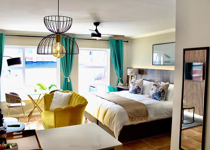 Yellow Couch Studio Apartment 1 Kingbed