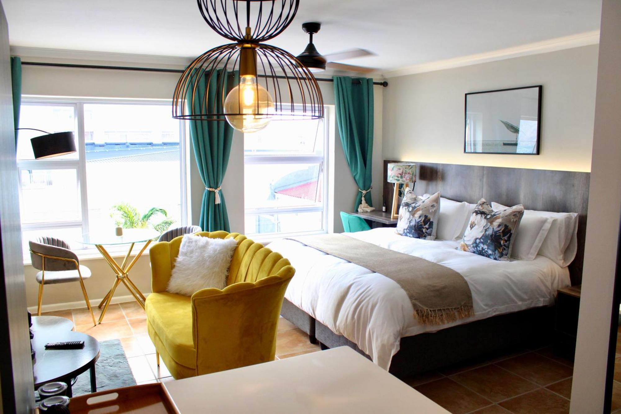 Yellow Couch 1 Kingbed Apartment *