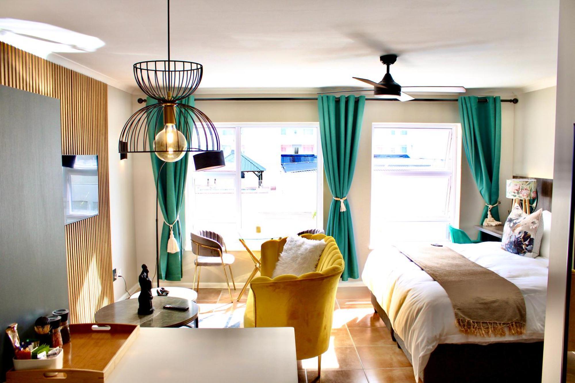 Yellow Couch 1 Kingbed *