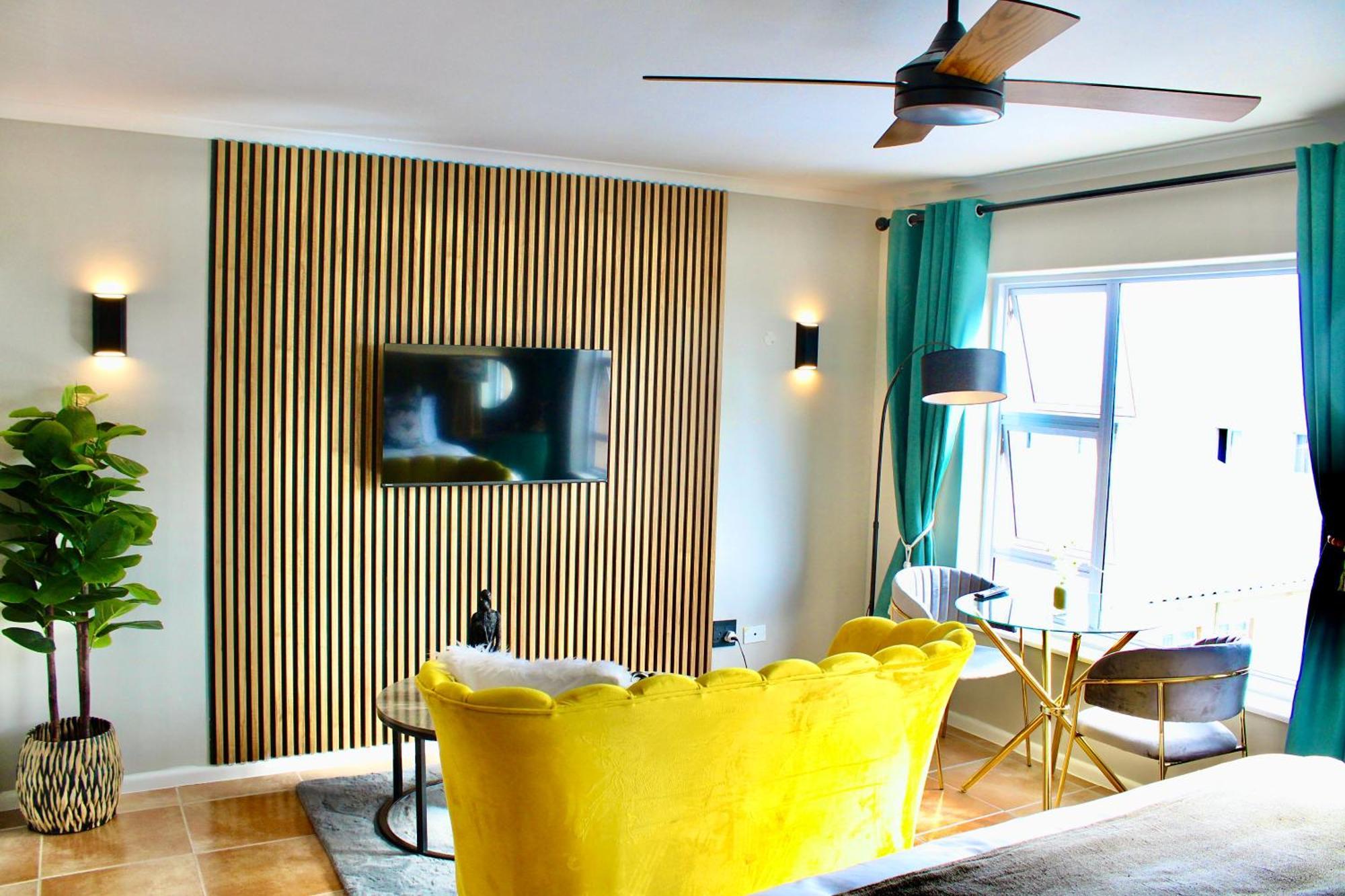 Yellow Couch 1 Kingbed Apartment